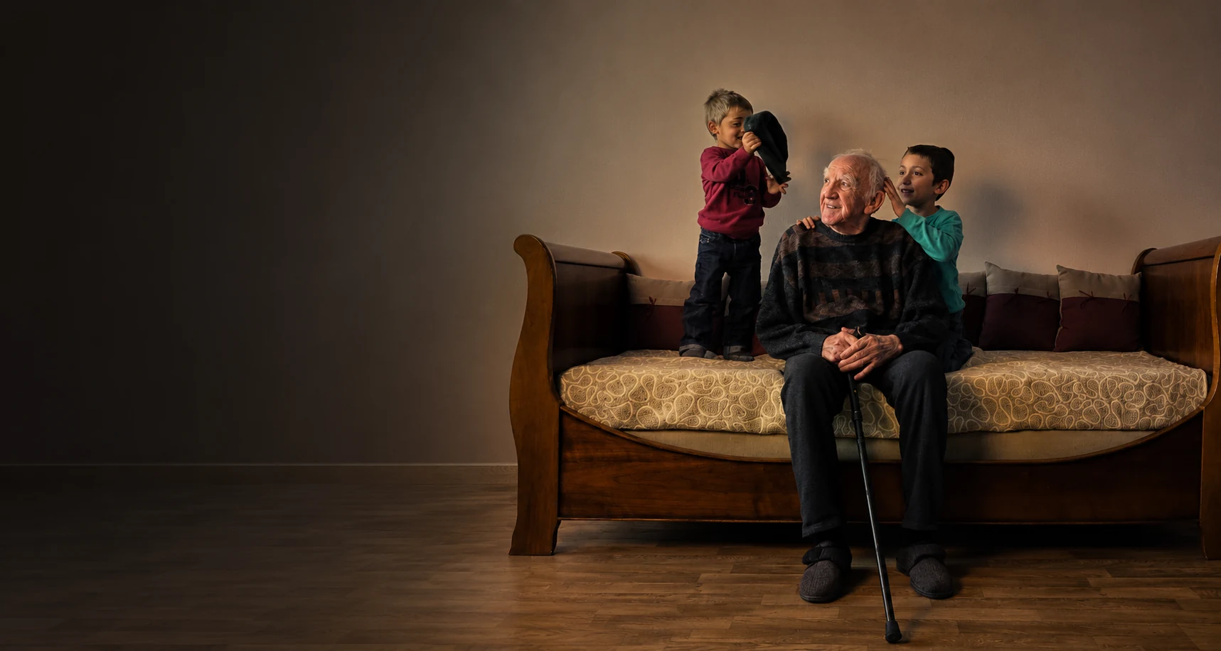 Un homme âgé entouré de deux enfants, photographié par Didier Carluccio