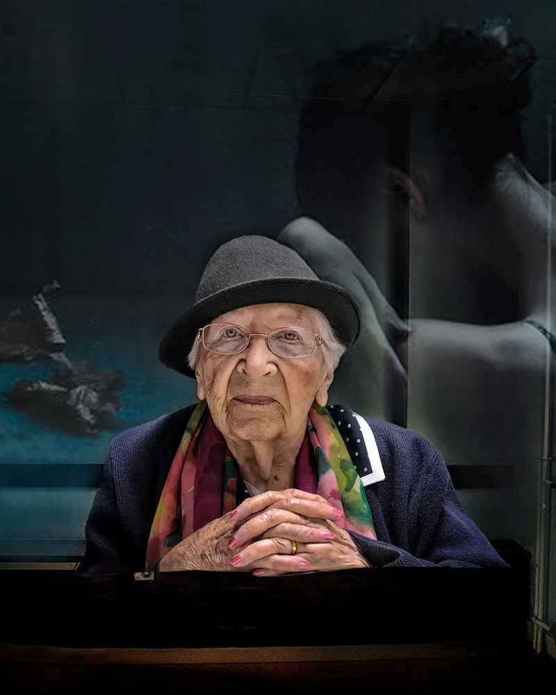 Portrait en couleur d’une femme âgée portant un chapeau