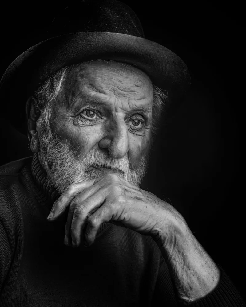 Portrait noir et blanc d’un homme âgé portant un chapeau