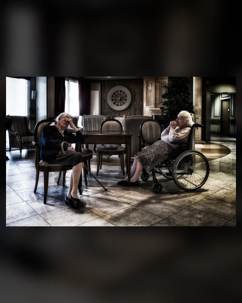 Deux femmes âgées réunies dans le silence d’un salon