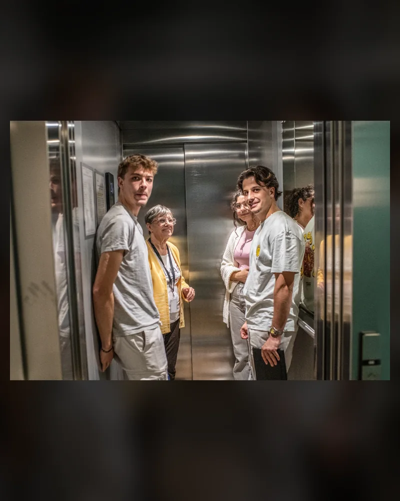 Rencontre entre des jeunes et des personnes âgées