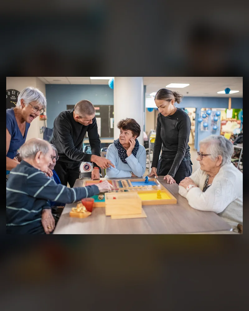 Atelier intergénérationnel organisé avec des résidents