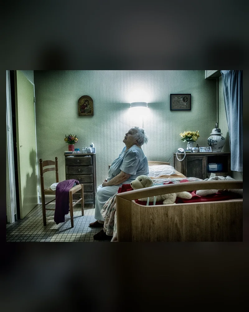 Femme âgée photographiée dans sa chambre
