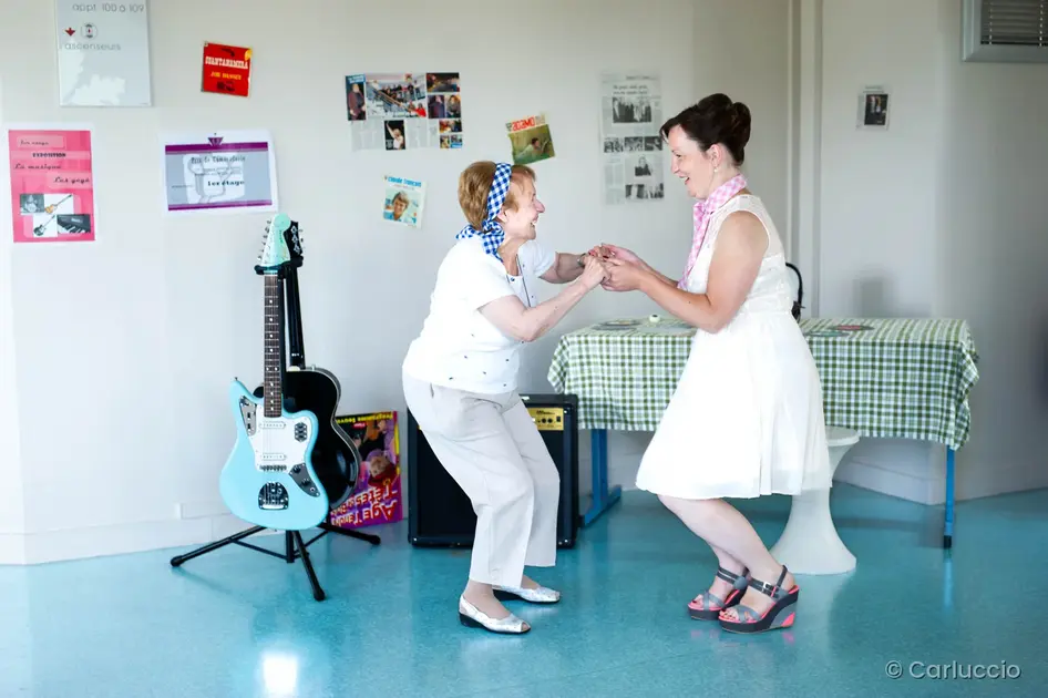 Qui accompagne qui, lorsque l’on danse ?