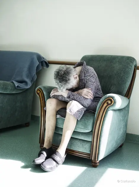 Ce que l’image ne dit pas Une résidente fait la sieste dans un fauteuil.