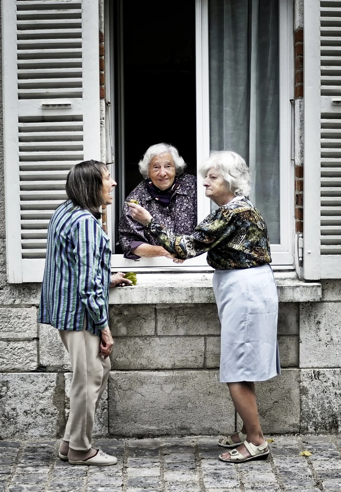 Conversation près d'une fenêtre