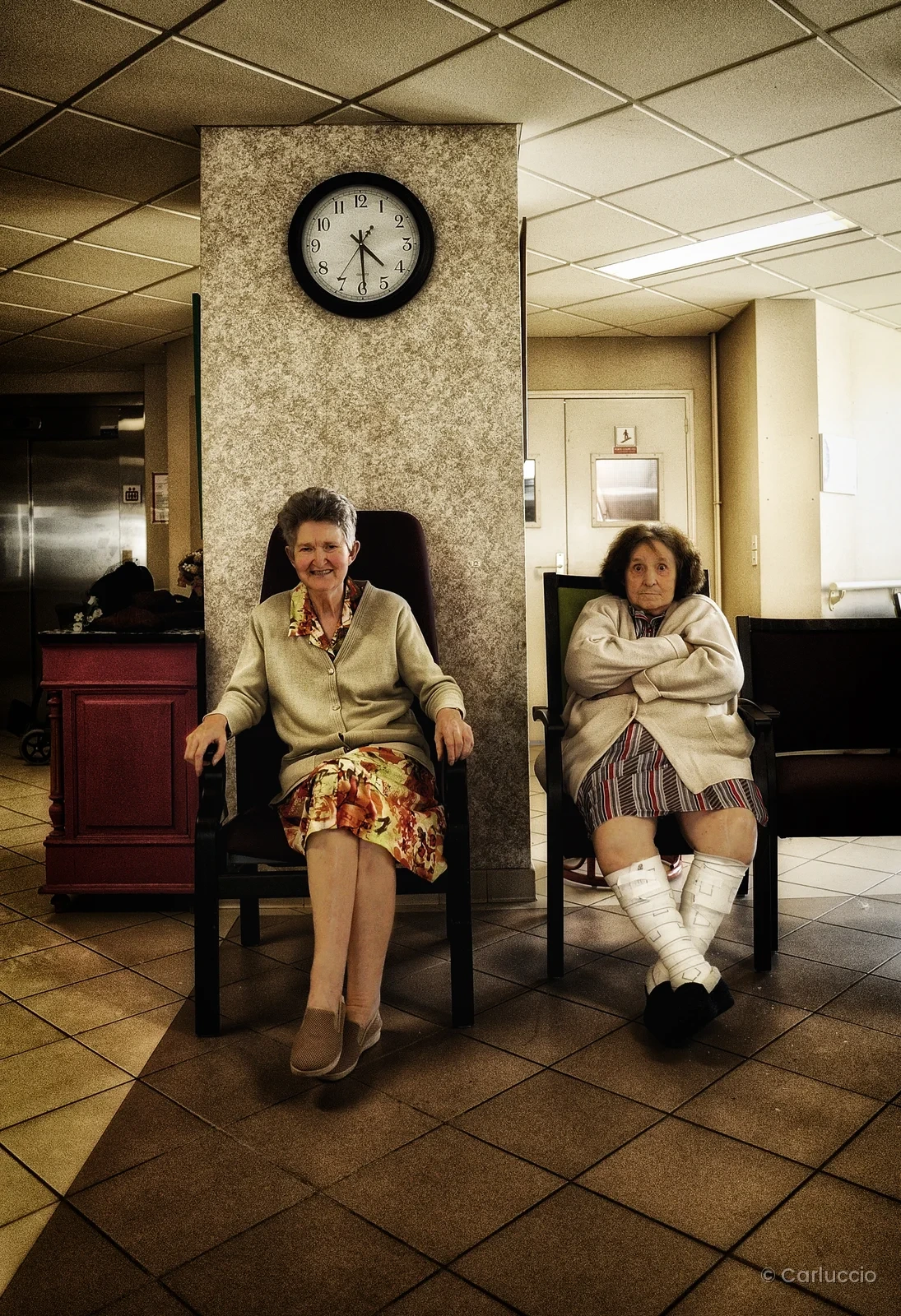 Deux résidentes dans un couloir