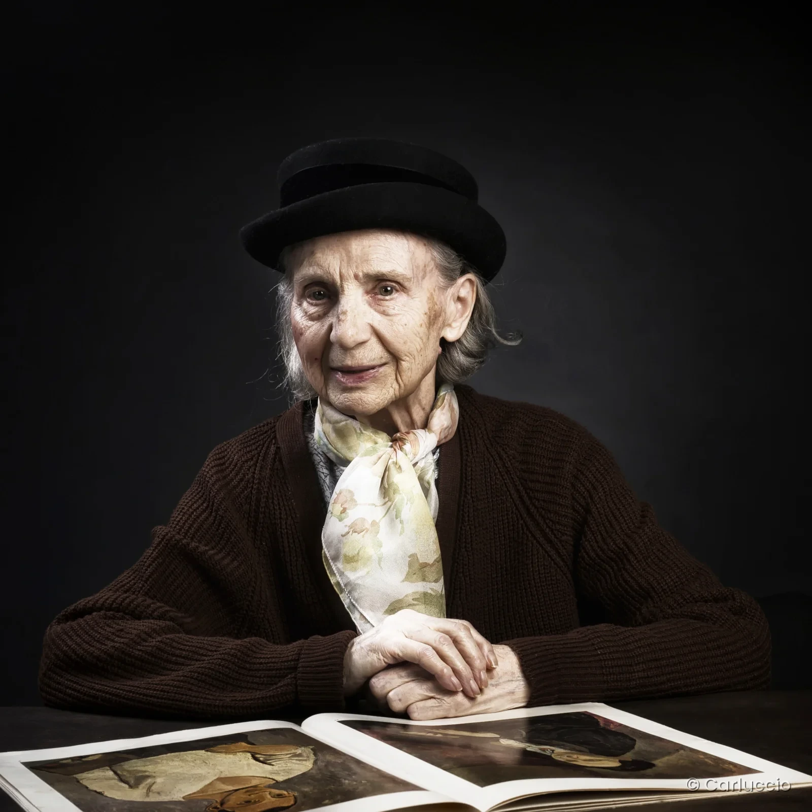 Portrait souriant au chapeau