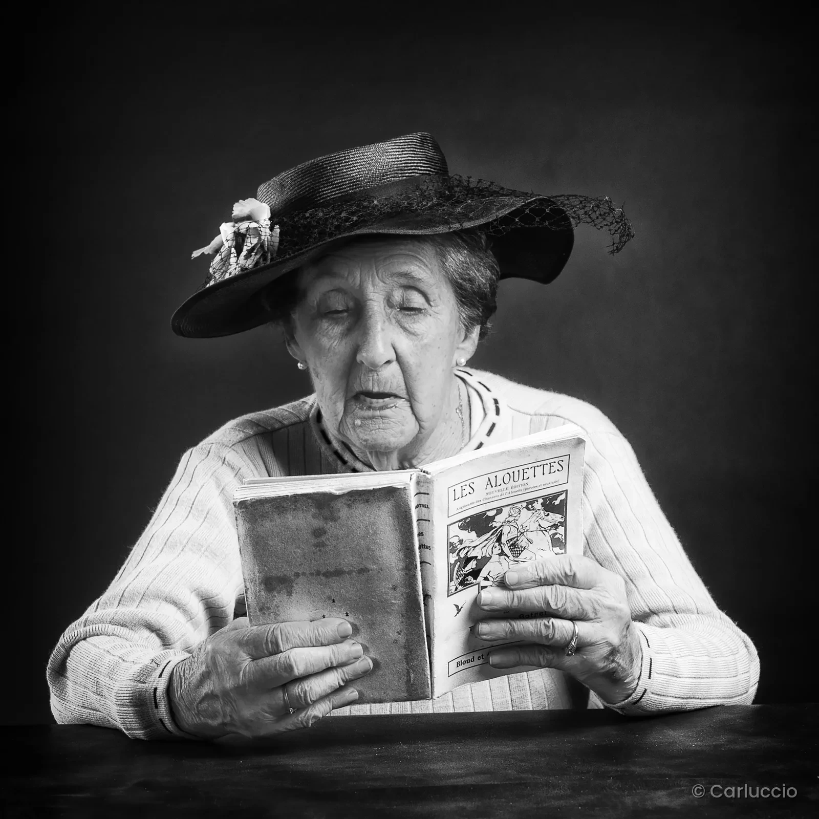 Portrait noir et blanc avec un journal