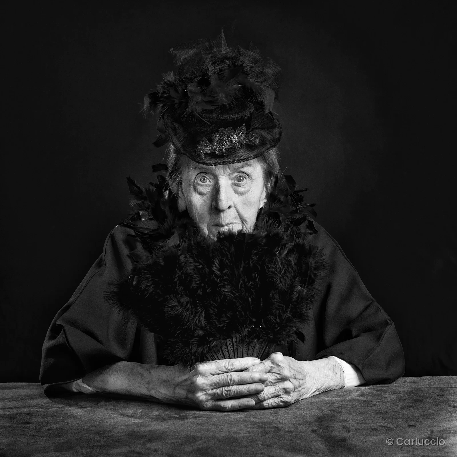 Portrait noir et blanc au chapeau