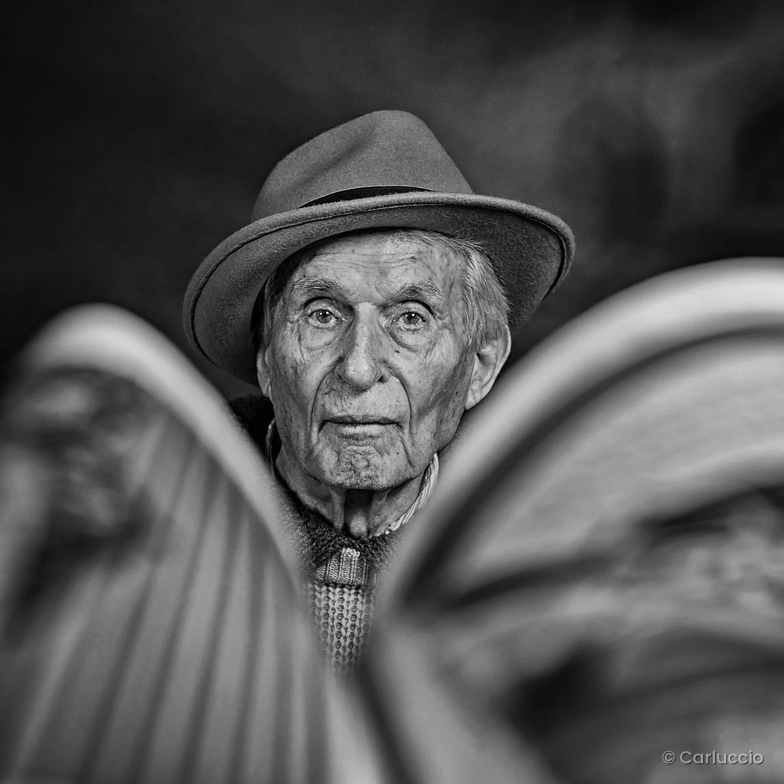 Portrait noir et blanc dans un fauteuil