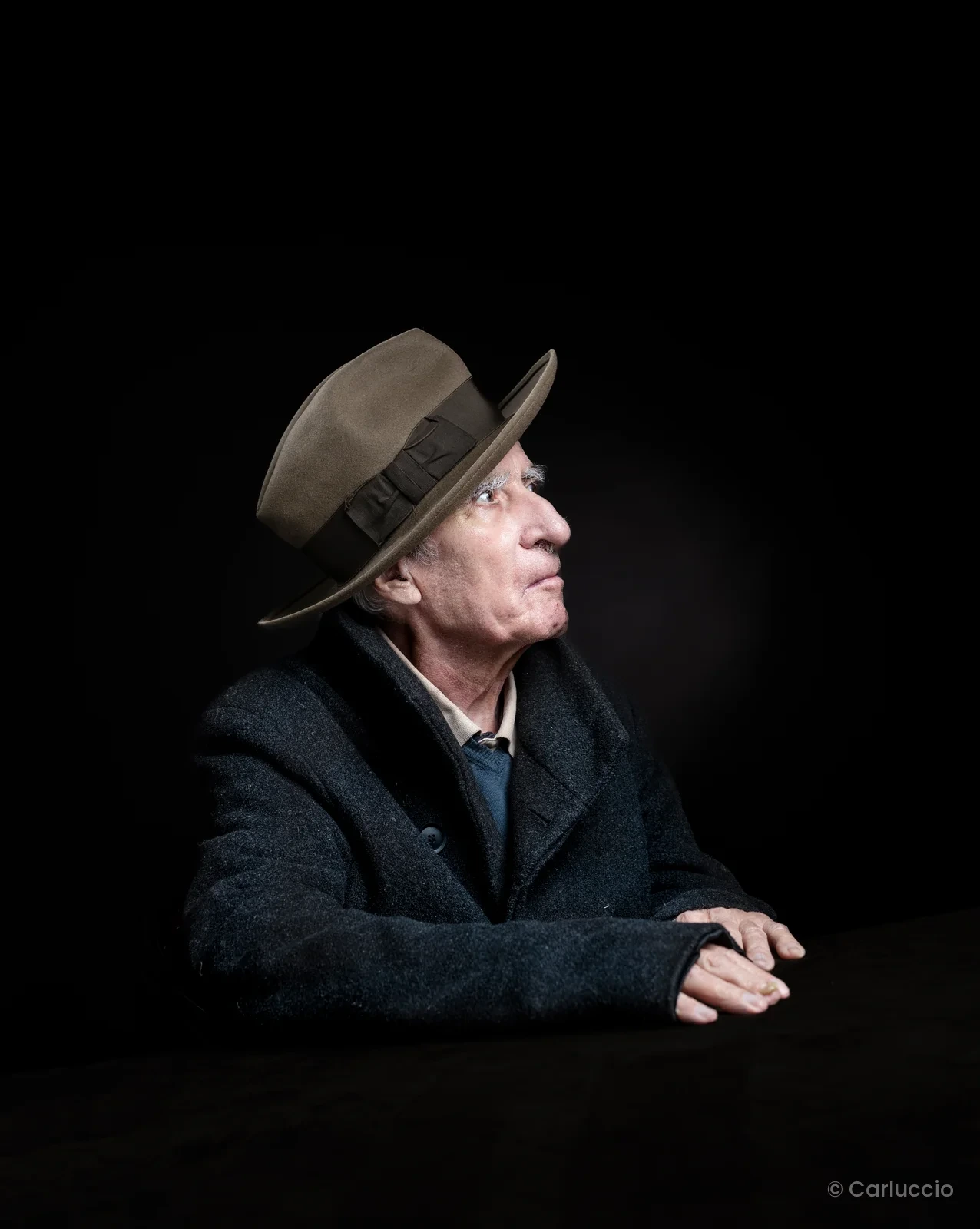 Portrait de profil au chapeau