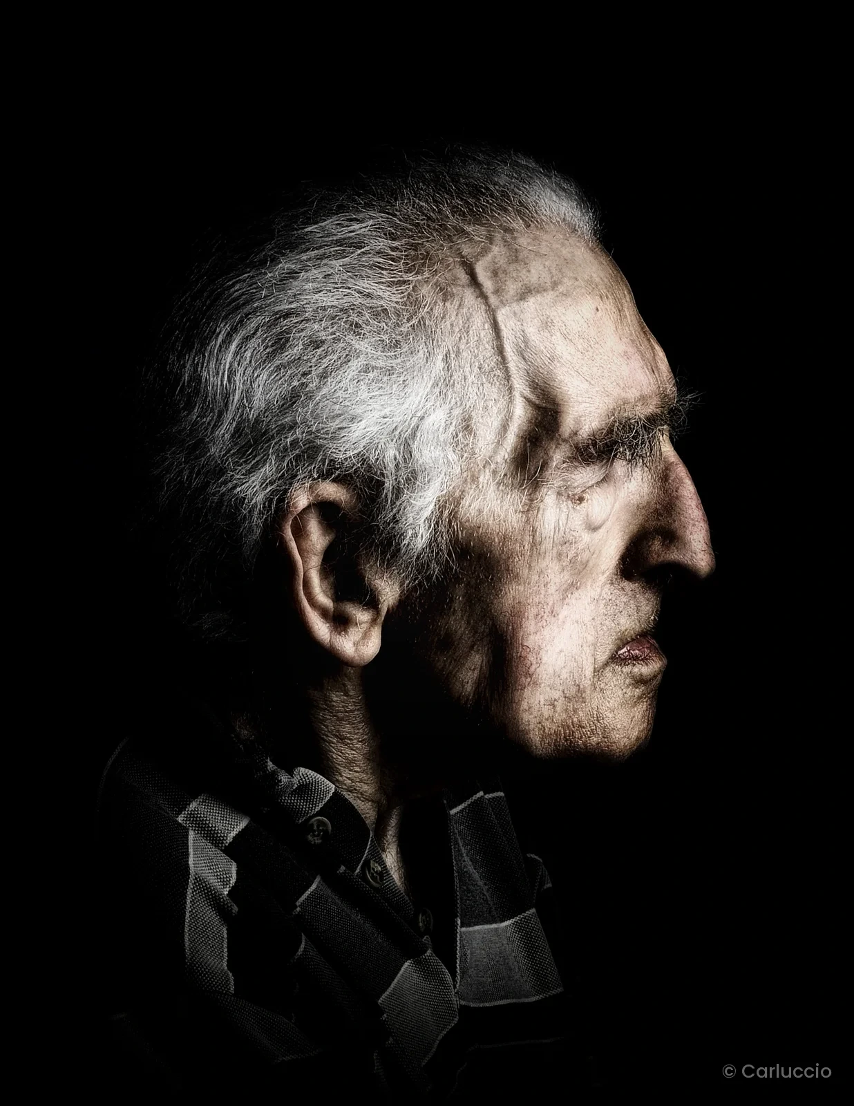 Portrait de profil en noir et blanc