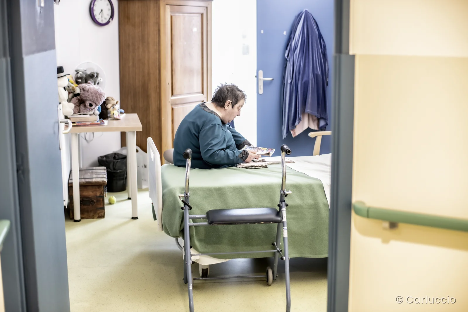 Résidente lisant dans sa chambre