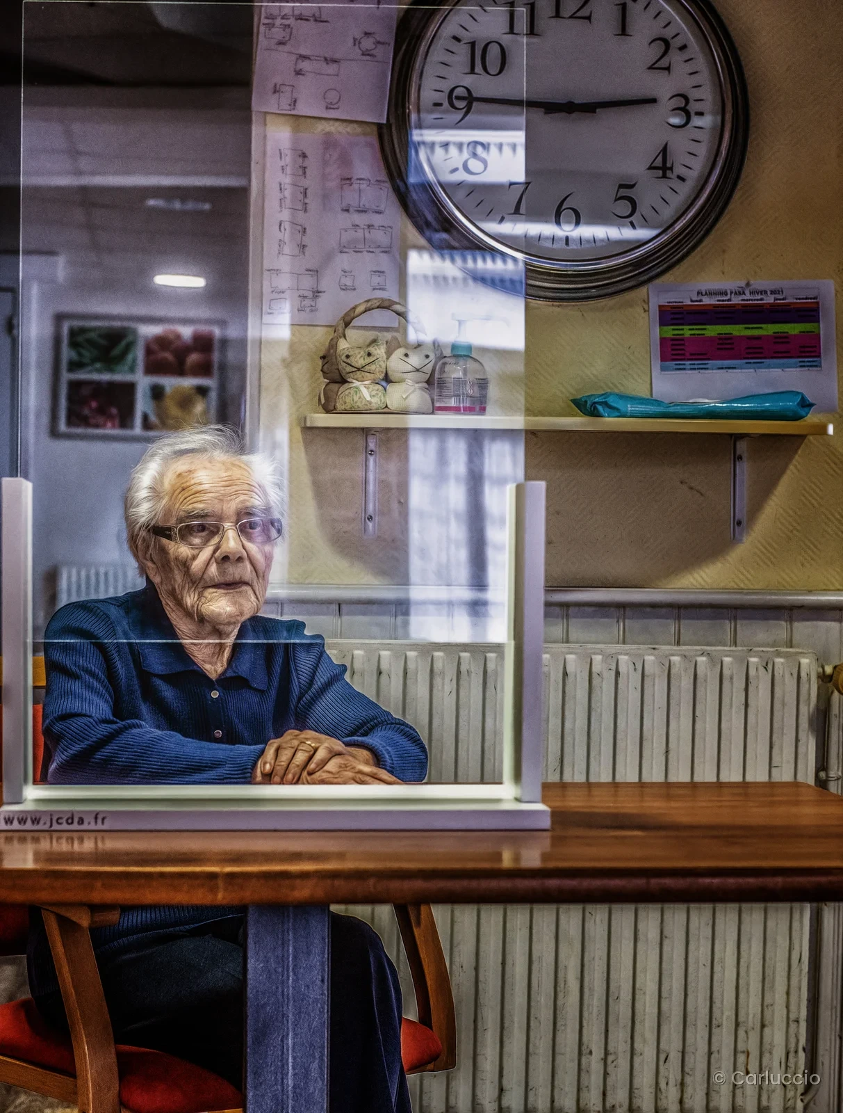 Résidente près d'une horloge