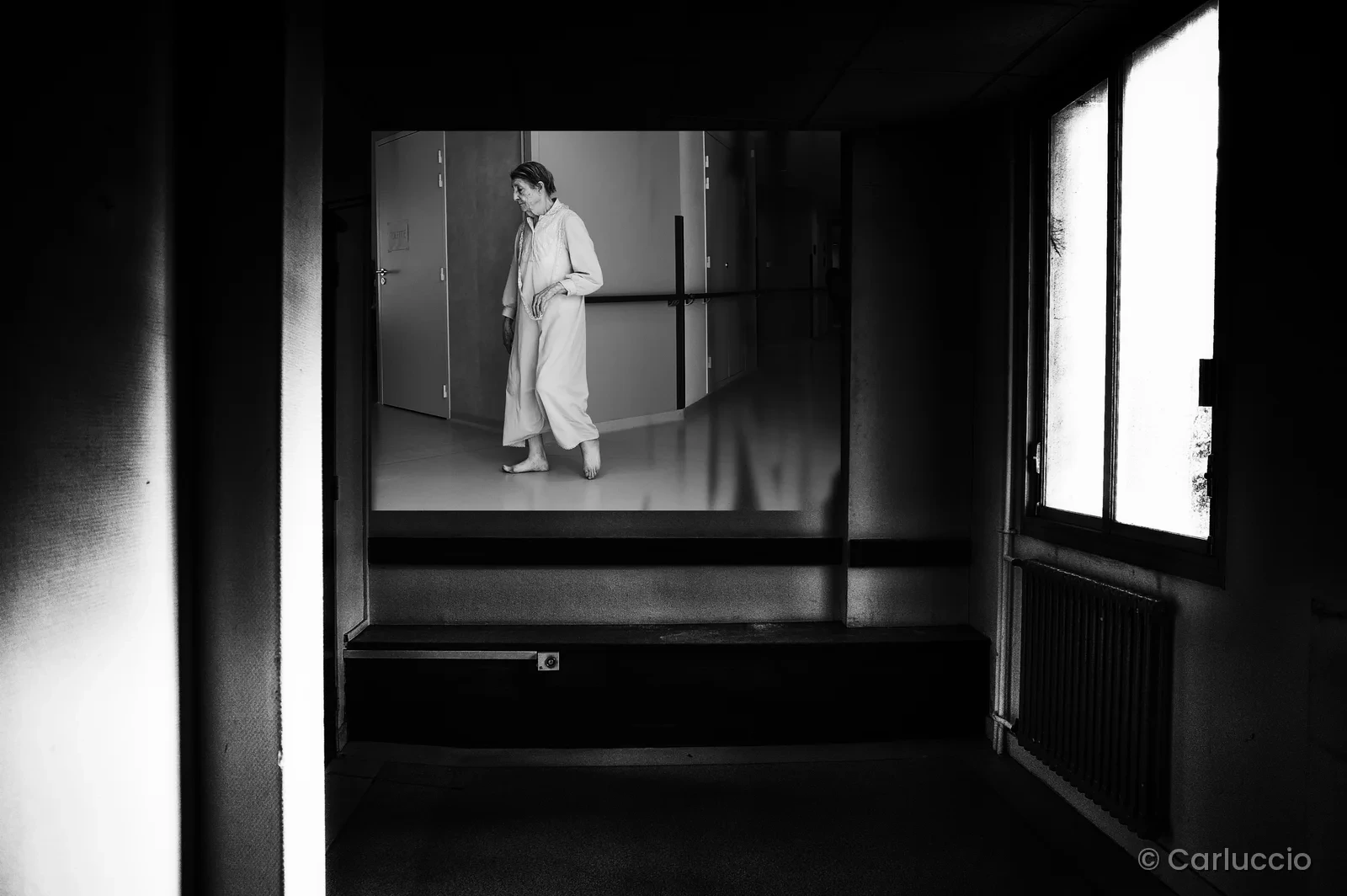 Silhouette dans un couloir en noir et blanc