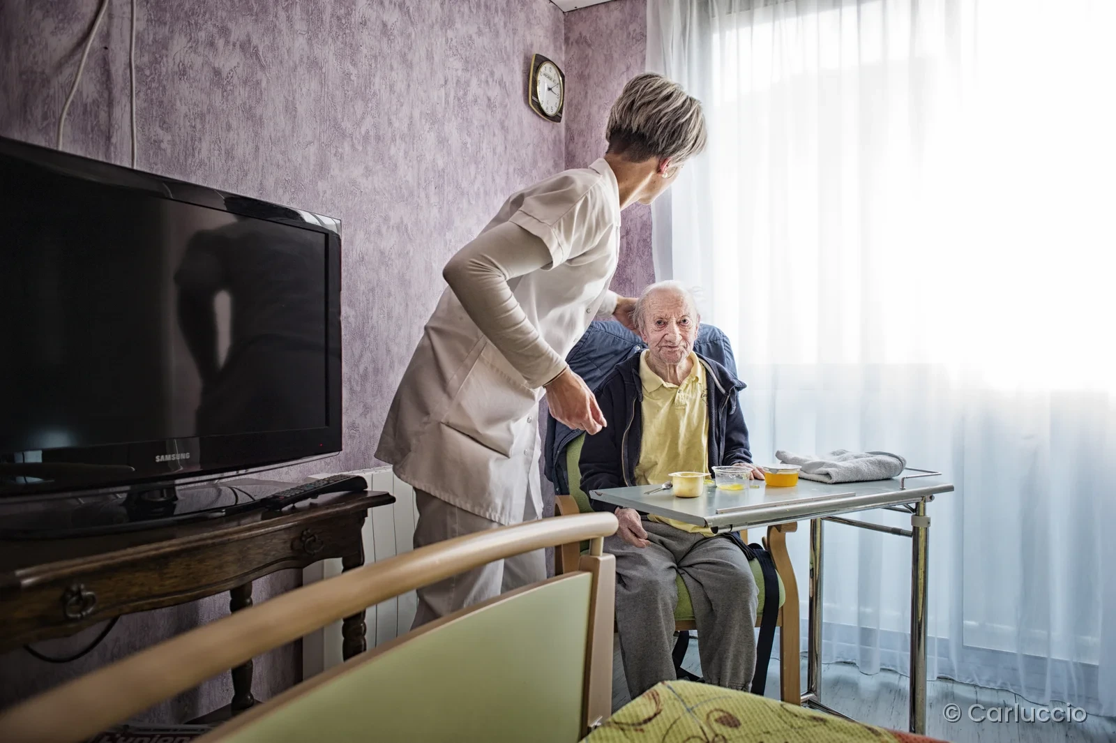 Scène de soin dans une chambre
