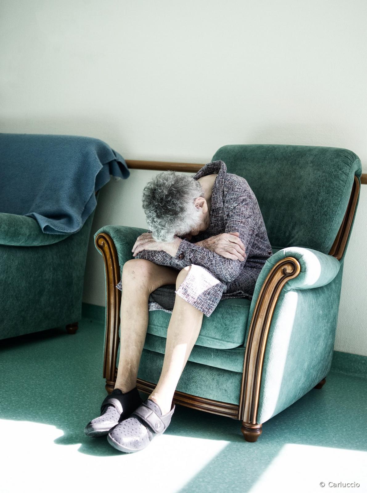 Ce que l’image ne dit pas Une résidente fait la sieste dans un fauteuil.