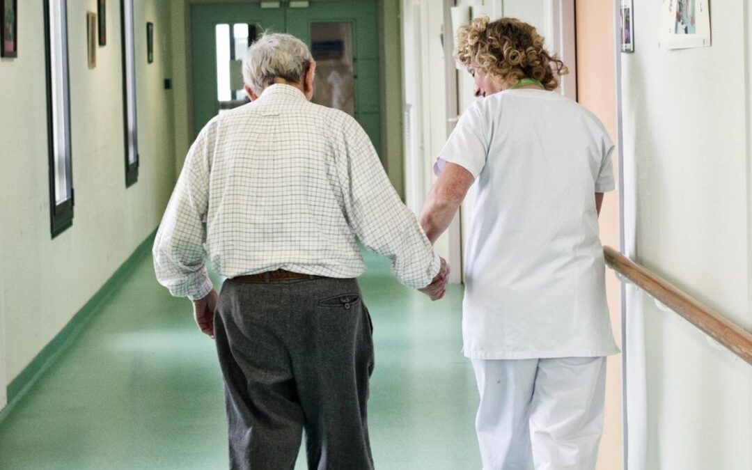Comment photographier l’accompagnement sans réduire une personne à sa dépendance ?