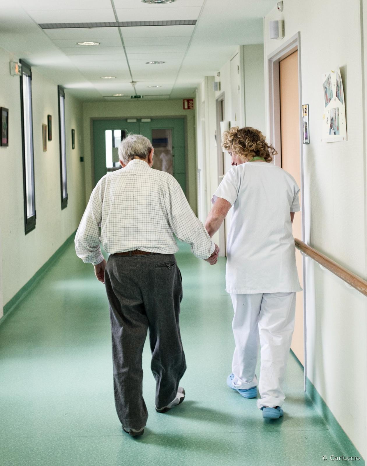 Quelques pas ensemble Didier Carluccio, reportage en EHPAD à Saint-Lô, accompagnement d’une résidente lors d’un déplacement.